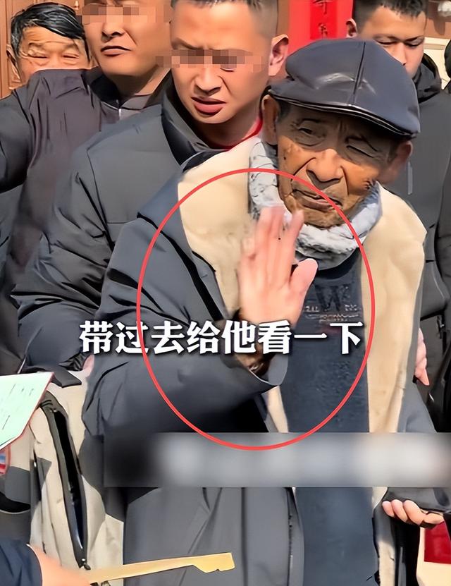 担心的事还是发生！刘强东发年货刚开始，老父亲就走上大衣哥老路