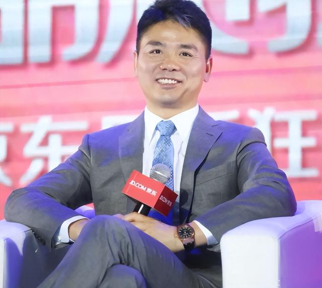 刘强东给老家送年货现场曝光	，令人恶心的一幕出现，当场被人制止