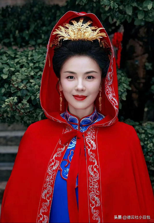 三亚冲浪李庄旗袍：刘涛47岁状态刷屏，谁还说中年不能灿烂？