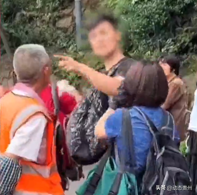 “你打猴我就打你”环卫工驱猴被游客怒斥，黔灵山公园工作人员