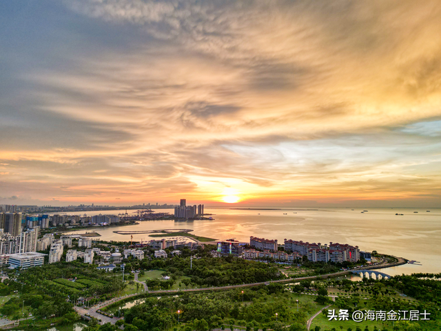 海口湾上空绝美的7月的晚霞（多图）