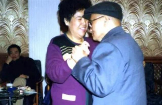 毛岸青晚年常常独自流泪，邵华问及原因，他总是回答：我想妈妈了