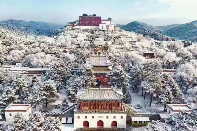 大批老人涌入承德，打着旅游名义，不逛避暑山庄不看外八庙，为啥