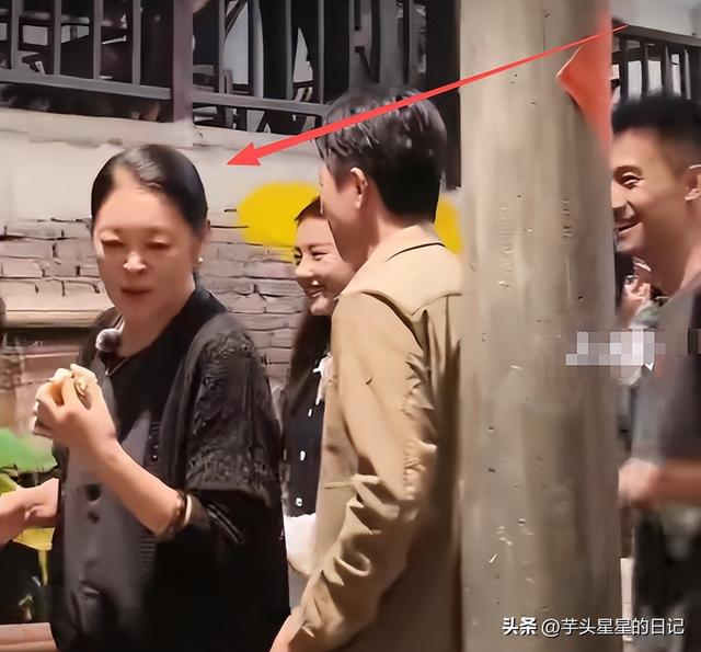 66岁倪萍现身长沙，脸部僵硬凹凸不平，眼睛浮肿严重，老到认不出