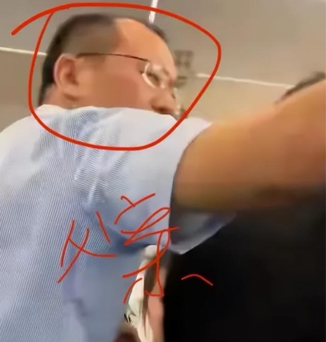南航打人“熊家长”社死！父亲身份被扒，怪不得敢打人 不嚣张了？
