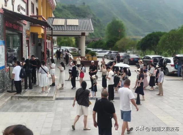 文县天池景区：暑期文旅热潮涌动，外籍网红助力魅力绽放
