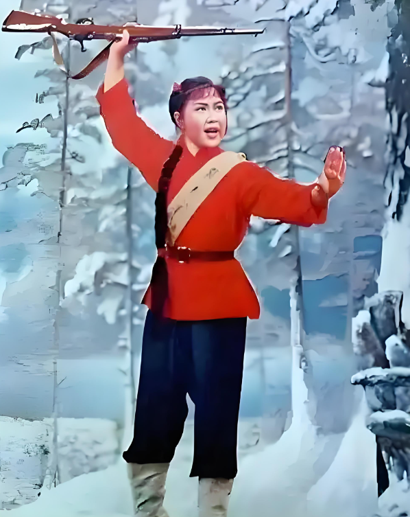 吃里爬外，永不回国？她带领30名演员选择留美，如今年过花甲归来