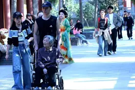 古城气温骤升 市民清凉出行图片