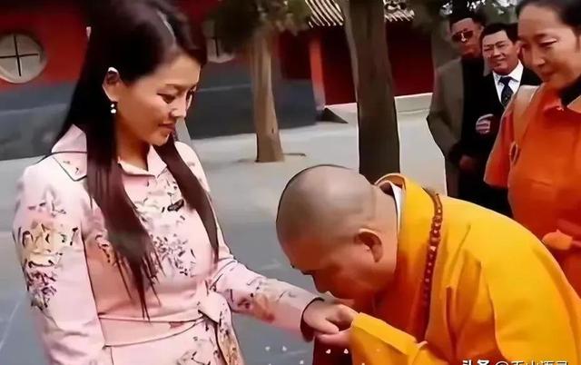 李湘不忍了！公开回应与释永信的真实关系，亲吻照的真相终于大白