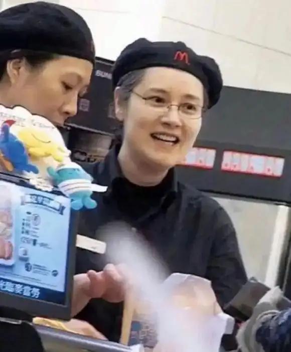 她，认干爹，拍风月片，被导演霸王硬上弓，靠山去世后沦为清洁工