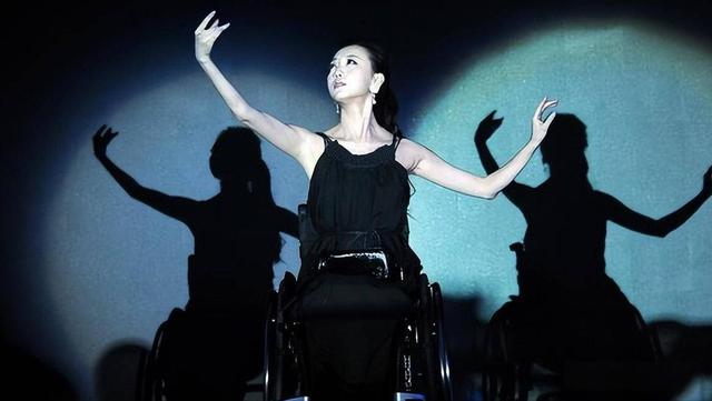 她成功挤走央视导演原配，上位1个月就终身瘫痪，外界议论是报应