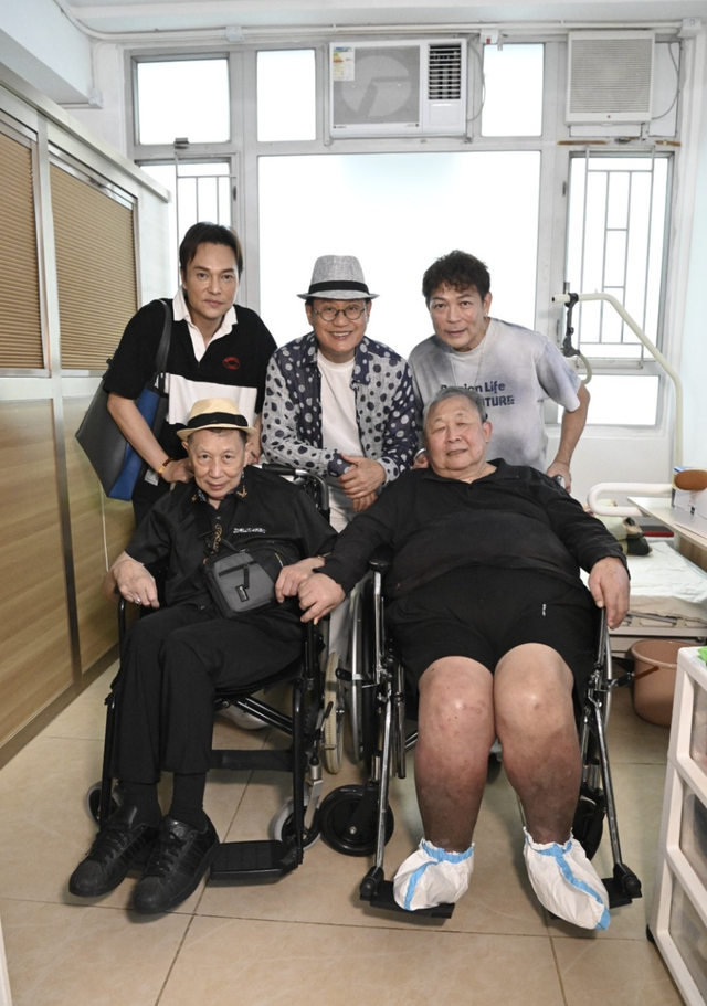 TVB绿叶中秋探望老友感触落泪，秦煌双脚肿胀发黑，张伟文已失智
