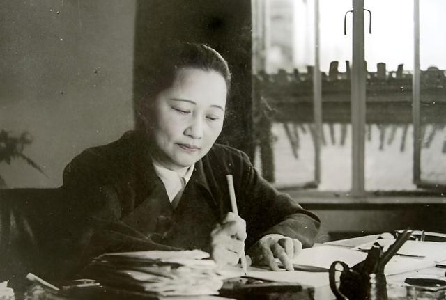毛主席追悼会四个“没想到”，华国锋罕见发怒，李讷：太遗憾了