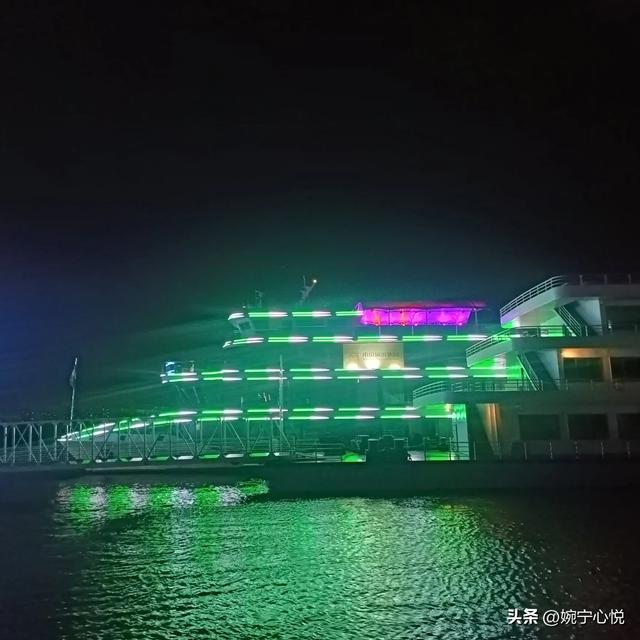 美文: 夏日晚七时的长江