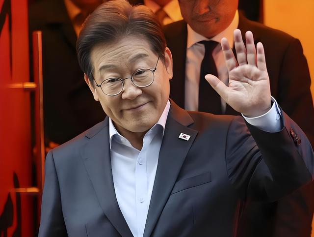 尹锡悦“垂死挣扎”？再度以病重为由，拒绝出庭，但李在明不会放过他，准备下狠手，最后关头绝对不容有失