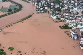 梅州奶奶发现山体滑动拼命往回跑喊孙子孙女，跑出来瞬间山体坍塌图片