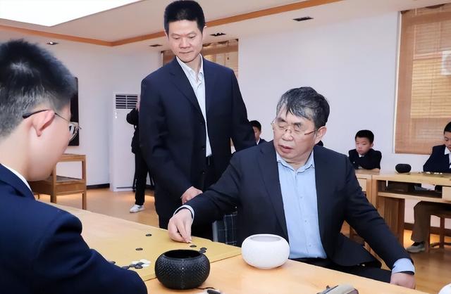 聂卫平去世不到一周	，小23岁妻子过往被扒，原来她才是人间清醒