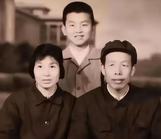 央视主持人张泽群:55岁才当父亲，妻子跑了儿子丢了，今孤身一人