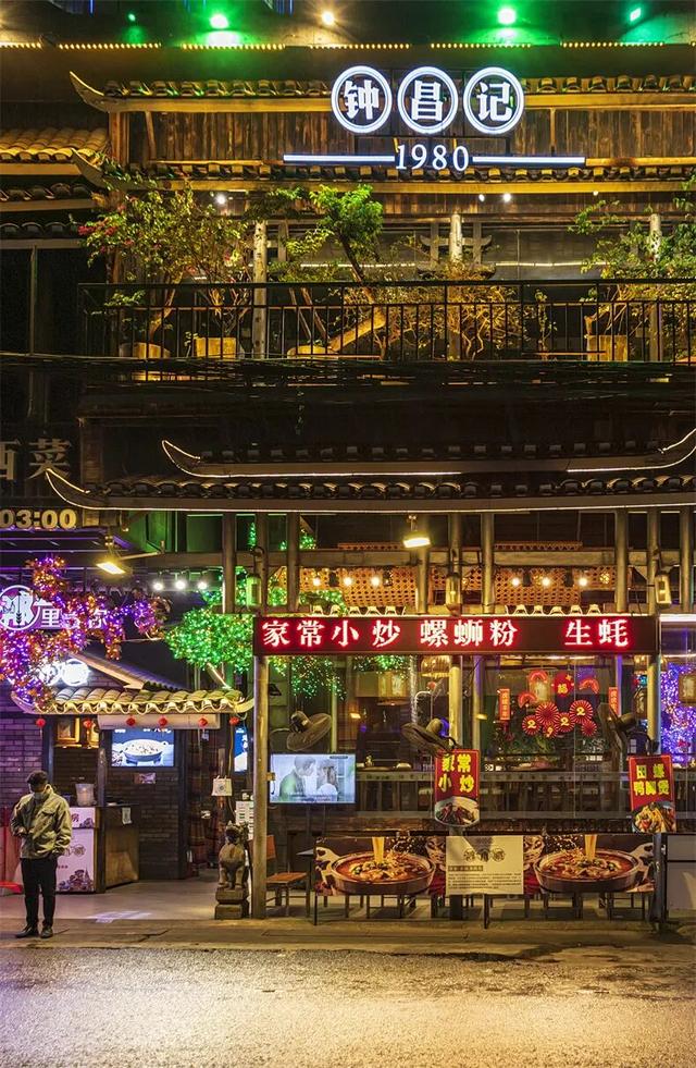 一半是安逸养老，一半是熬夜天堂！这座城冬天有鲜花，凌晨有人潮