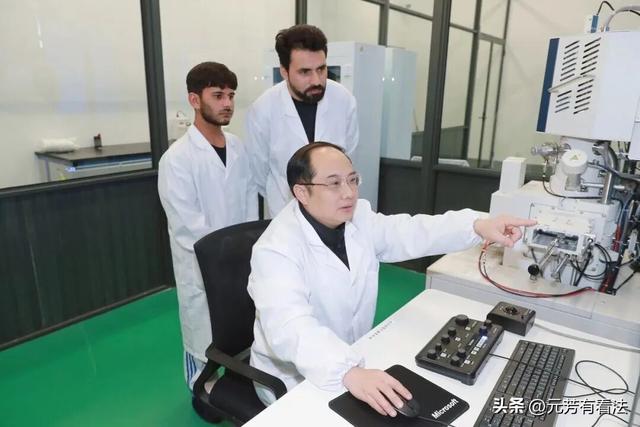 高中学历变博导，郭伟的魔幻人生背后，藏着多少见不得光的操作