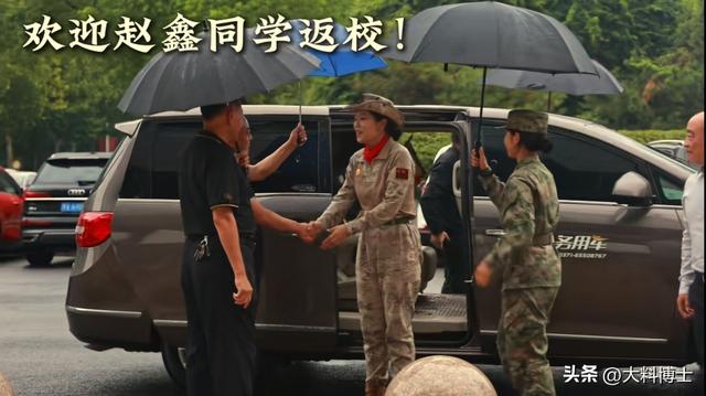 河南大学生从阅兵场归校，获隆重迎接，老师让她走前面，被逗笑了