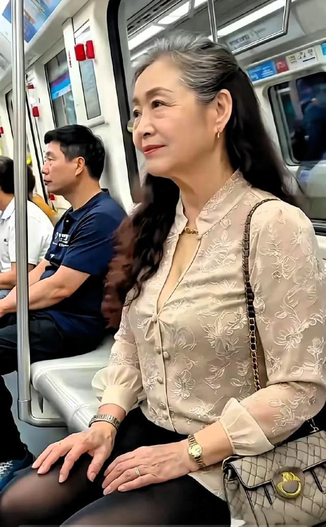 70岁奶奶穿露胸装！网友：啥年龄了，这样穿让年轻人都不好意思了
