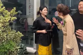 大S模仿者去深圳麻六记，被工作人员拒绝入内，满脸落寞打道回府图片