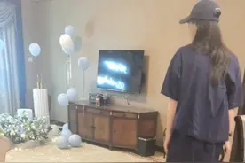 蒋欣在重庆过42岁生日，只敢吃三口蛋糕，瘦到胳膊青筋明显还要减图片