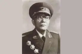 黄克诚凭什么力压陈赓、萧劲光，排名大将第三？他到底有多厉害？图片