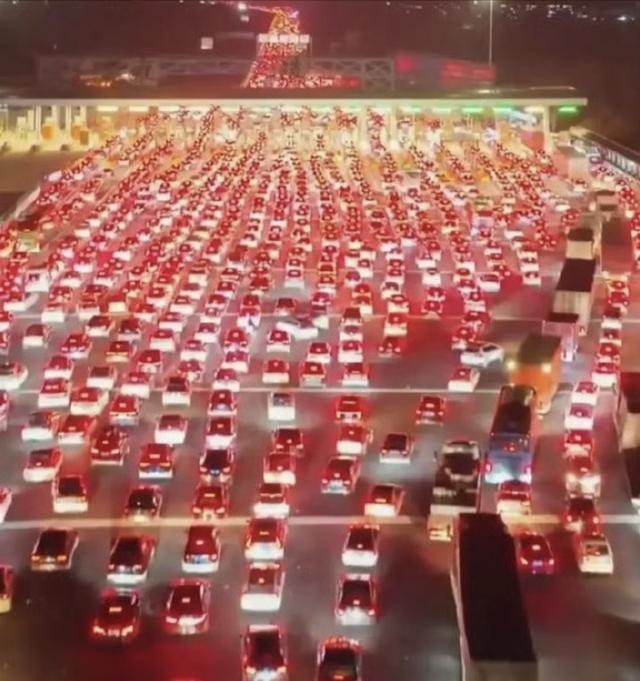 国庆的道路，头顶是航拍奇观“鸳鸯锅”，脚下是180公里的停车场