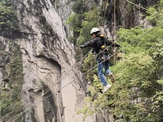 “现场听到巨响，女游客连遭3次撞击”，目击者讲述致命瞬间！曾承诺“包活”的网红设施有不少高危隐患