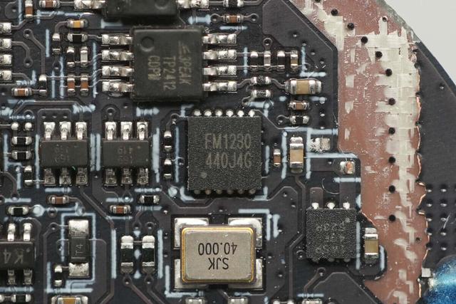 完美适配iPhone 17系列新机，谷歌25W Qi2.2磁吸无线充电器拆解