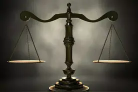 分析劳荣枝的心理状况，特别是在看到小混混被枪毙的那一刻图片