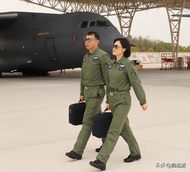 阅兵上运20女机长找到了！又美又飒，丈夫更强，履历让人心服口服
