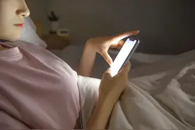 夜深了，你为什么不舍得入睡？图片