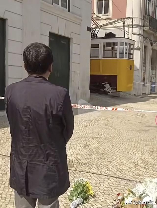 上海媒体人黄飞珏在里斯本向遇难者哀悼，网友感谢他的善举