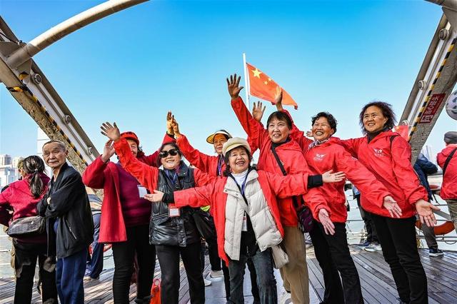 旅游业大降温！暑假过半宁愿宅家吹空调也不旅游？年轻人醒悟了！
