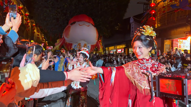 福鱼游进三坊七巷！昨夜福州元宵，惊艳了全国