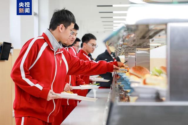 北京下死命令了：在2027年底前，所有中小学必须告别“校外配餐”