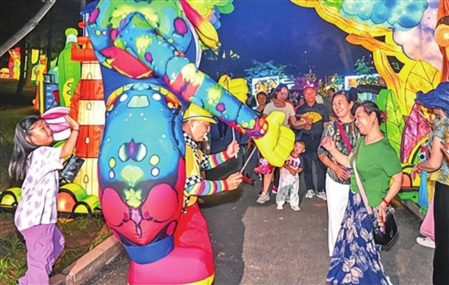 “青岛之夏”艺术灯会将于8月22日开启萤火虫亲子游园会 现场10000只萤火虫免费发放