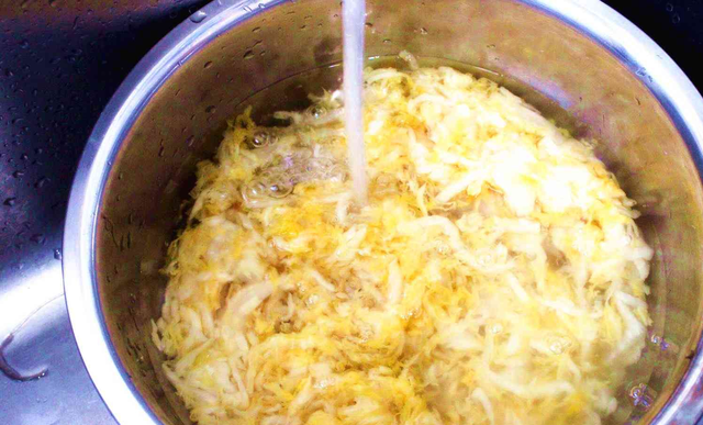 做酸菜炒粉条，不能将酸菜直接下锅，大厨：多做一步，入味还解馋