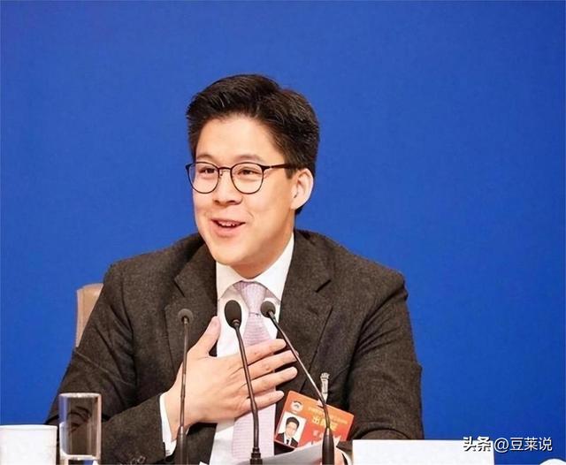 全网恭喜！45岁霍启刚又升职了，级别很高，妻子郭晶晶立了大功！