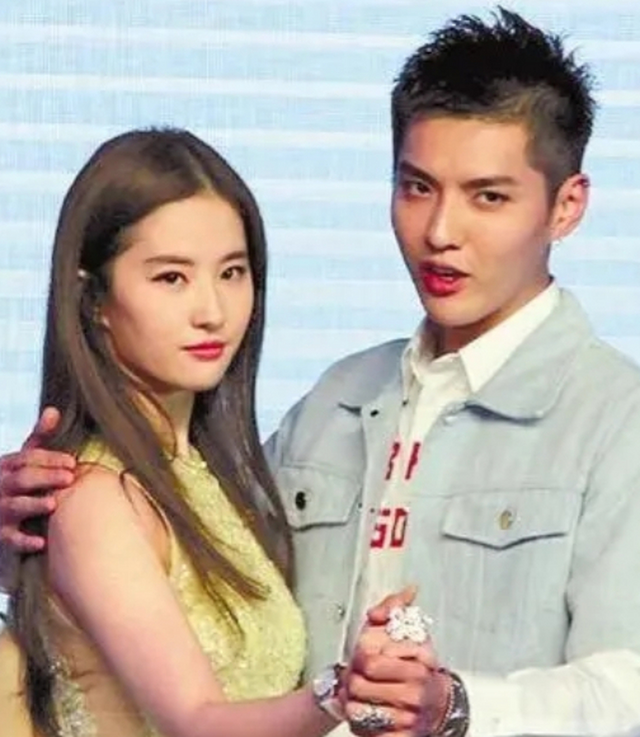 再无翻身路	，入狱4年吴亦凡再迎噩耗，法院出手，表哥被牵连