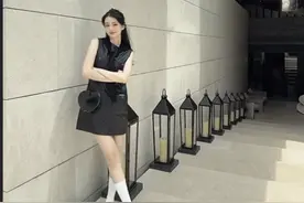 31岁乔欣和姐姐逛香港：聚餐喝mini茅台，和她姐姐一个模子刻出来图片