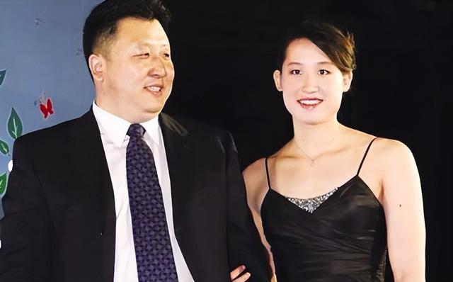 连娶3位徒弟，将奥运冠军变主妇，毁掉队员前途的他能有多离谱？