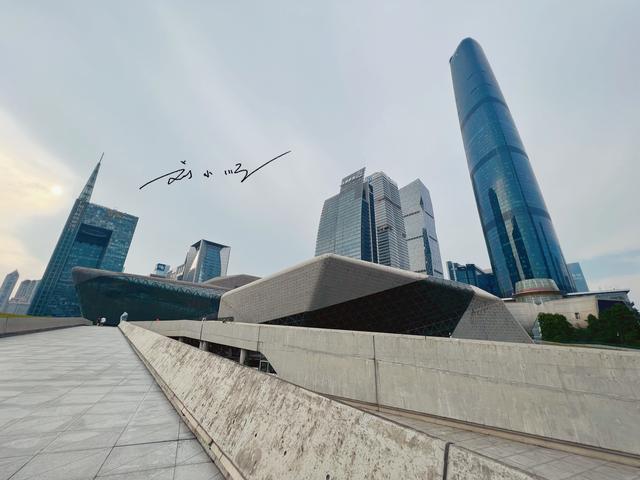 广州珠江新城CBD“著名地标”，建筑外观太奇特，游客褒贬不一？