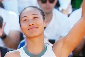 郑钦文2:1逆转诺斯科娃，晋级罗马赛女单16强！图片