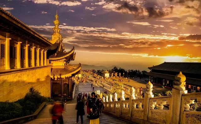 中国最难爬六座名山，第一不是华山，泰山只能垫底，一般人爬不了