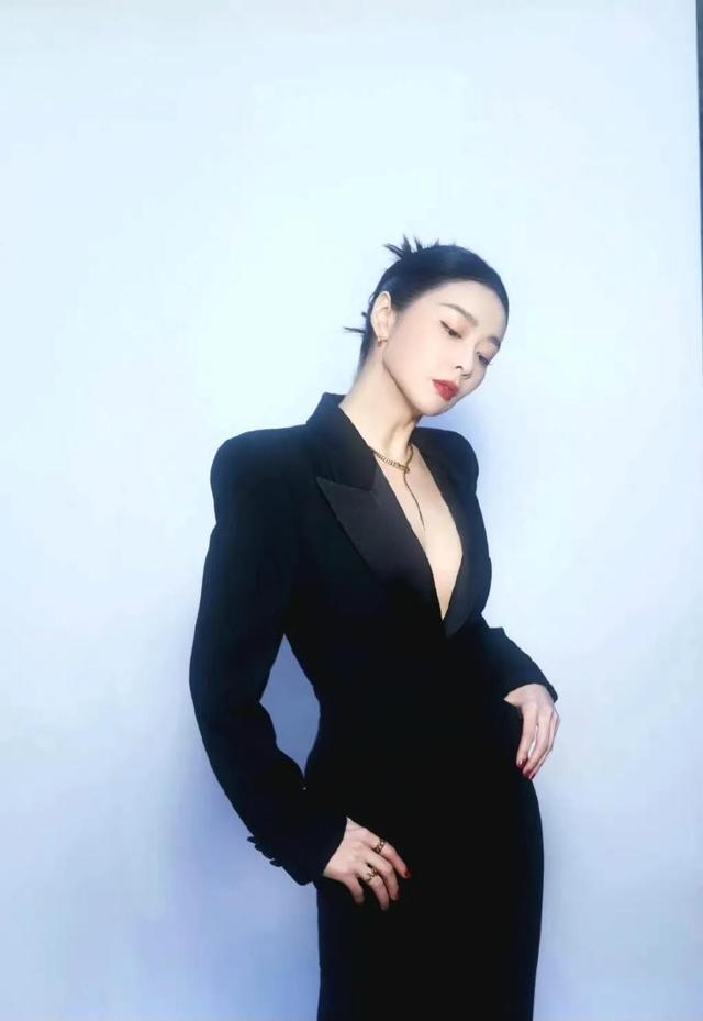 大嫂高叶太丰满了，真空穿西装都兜不住好身材，我感慨资本会选人