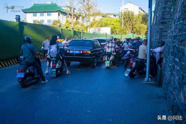 兴冲冲赶到荆州古城，在南门着实感受了一把什么叫道路拥堵